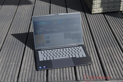 Lenovo ThinkBook 14x bij gebruik buitenshuis in zonnige omstandigheden