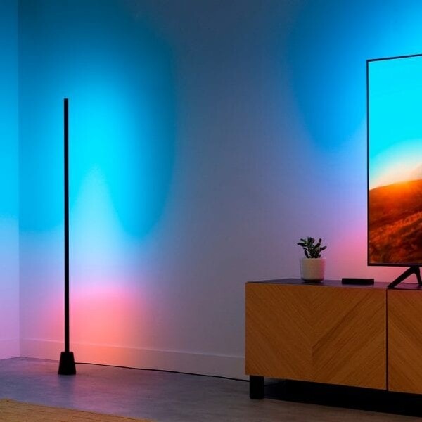 De WiZ gradient vloerlamp (apart verkrijgbaar) werkt ook met de HDMI sync box. (Afbeeldingsbron: WiZ)