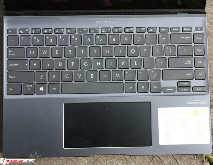 Het toetsenbord heeft een stevige basis over het gehele oppervlak. De toetsaanslag is daardoor stevig.