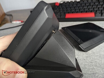 Bevestig het XLR-dock aan de USB-C poort en draai de schroeven vast