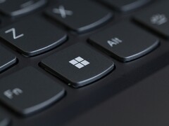 Close-up van de Windows-toets op een zwart laptoptoetsenbord