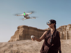 De Antigravity A1 wordt gevlogen met zijn Grip Controller en Vision-bril. (Afbeeldingsbron: Insta360)