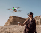 De Antigravity A1 wordt gevlogen met zijn Grip Controller en Vision-bril. (Afbeeldingsbron: Insta360)