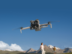 De DJI Mini 5 Pro (afbeelding) heeft LiDAR aan de voorkant, fisheye-camera&#039;s, binoculaire sensoren en een infraroodsensor aan de onderkant. (Afbeeldingsbron:DJI)