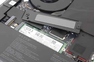 Warmtespreider verwijderd om de primaire M.2 PCIe4 x4 slot en SSD te onthullen