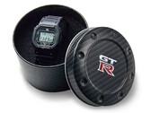 De matzwarte DW-5600, een samenwerking tussen Casio G SHOCK en de Nissan GT-R sportwagen. (Afbeelding bron: G-Central)