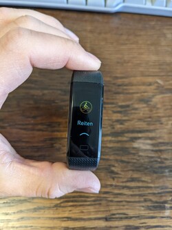 De meegeleverde fitnesstracker is teleurstellend. Ook de bediening, het scherm en de vertaling schieten tekort.