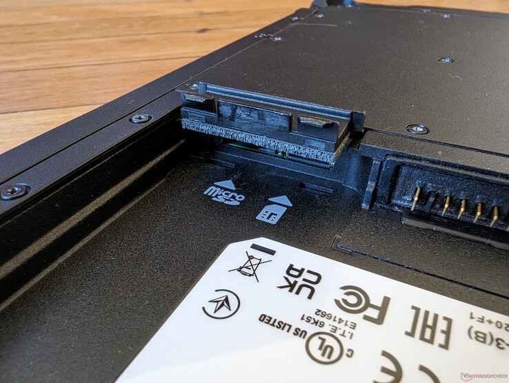 Batterij moet worden verwijderd om toegang te krijgen tot de MicroSD- en nano-SIM-sleuven