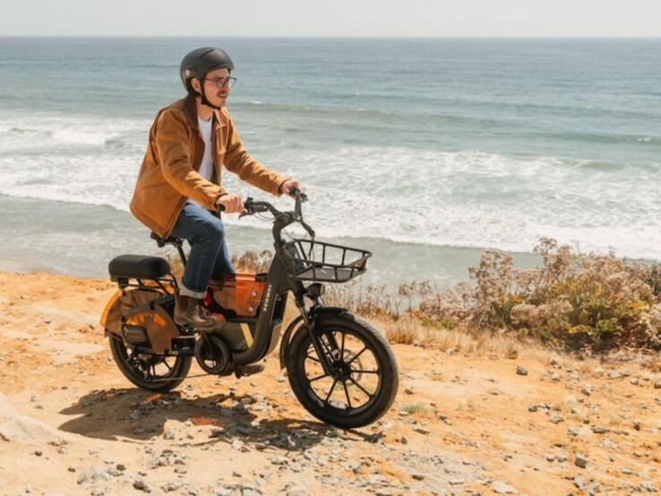 De Segway Muxi Pro heeft dikke banden met voorwielvering voor een soepelere rit op onverharde wegen.