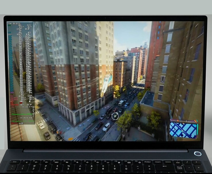 AIM MAX+ laptop met Spider-Man 2 op Bazzite met gedetailleerde statistieken van de systeemprestaties, inclusief CPU, GPU en RAM-gebruik weergegeven op het scherm. (Afbeeldingsbron: ETA PRIME)