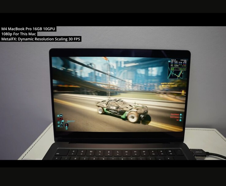 Cyberpunk 2077 draait op een M4 MacBook Pro (16 GB, 10-core GPU) op 1080p met MetalFX Dynamic Resolution Scaling. Het spel behoudt een stabiele 30 FPS in deze configuratie, zoals getest door Andrew Tsai. (Afbeeldingsbron: Andrew Tsai / YouTube)