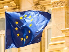 EU-vlag die wappert voor een historisch gebouw