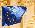 EU-vlag die wappert voor een historisch gebouw