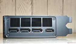 Poorten: 3x DisplayPort 2.1b-uit, 1x HDMI 2.1b-uit