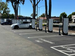 Een Tesla Supercharger station op de foto. 60% van alle geïnspecteerde stations waren Tesla&#039;s (Afbeeldingsbron: Tesla Charging via X)