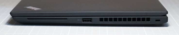Rechterkant: Smartcard lezer; USB Type-A 3.2 Gen 1; Kensington slot