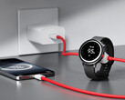 De 2-in-1 SuperVOOC kabel kan tot 67 W stroom leveren aan een telefoon en 10 W aan een smartwatch. Afgebeeld: de kabel aangesloten op apparaten. (Afbeeldingsbron: OnePlus)