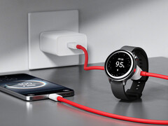 De 2-in-1 SuperVOOC kabel kan tot 67 W stroom leveren aan een telefoon en 10 W aan een smartwatch. Afgebeeld: de kabel aangesloten op apparaten. (Afbeeldingsbron: OnePlus)