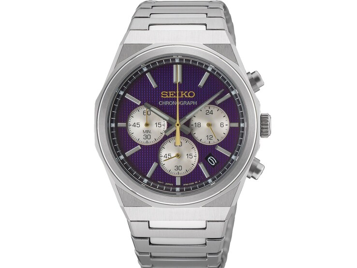 Vooraanzicht van het Seiko 145th Anniversary HGK003 chronograafhorloge, met zijn paarse wijzerplaat met textuur, contrasterende zilveren subwijzerplaten, het gouden logo en de secondewijzer, en de geborstelde roestvrijstalen kast en armband tegen een effen witte achtergrond.