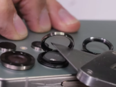 Duurzaamheidstest die aantoont dat de cameraringen van de Galaxy S25 Ultra kunnen losschieten. (Afbeeldingsbron: JerryRigEverything)