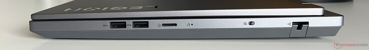 Rechts: 2x USB-A 3.2 Gen 1 (5 Gbit/s), microSD-kaartlezer, webcam eShutter, Gigabit Ethernet