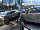 Tesla Cybertruck-waarnemingen komen steeds vaker voor naarmate de releasedatum nadert, maar deze biedt een verrassend goede blik op de binnenkant. (Afbeeldingsbron: u/ThrowAwayBarista69 op Reddit)