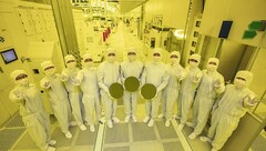 Executives van Samsung Foundry en Electronics tonen de eerste 3nm-wafers. (Bron: Samsung)