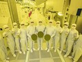 Executives van Samsung Foundry en Electronics tonen de eerste 3nm-wafers. (Bron: Samsung)