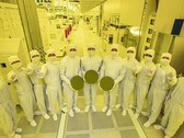 Executives van Samsung Foundry en Electronics tonen de eerste 3nm-wafers. (Bron: Samsung)