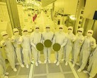 Executives van Samsung Foundry en Electronics tonen de eerste 3nm-wafers. (Bron: Samsung)