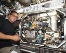 NASA-astronaut Joe Acaba installeert hardware om de druk in cryogene brandstoftanks te testen (bron: NASA; bijgesneden)