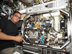 NASA-astronaut Joe Acaba installeert hardware om de druk in cryogene brandstoftanks te testen (bron: NASA; bijgesneden)