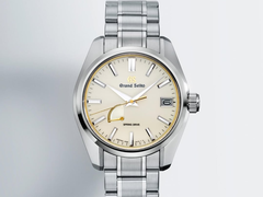 De Grand Seiko SBGA519 tegen een achtergrond met kleurverloop.
