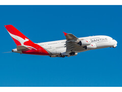 Een foto van een Qantas vliegtuig vliegend in een diepblauwe lucht. (Afbeelding: Vismay Bhadra/Wikimedia Commons)