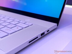 Asus ROG Zephyrus G16 I/O (afbeelding via Notebookcheck)