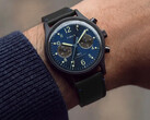 Een meca-kwarts uurwerk voorziet de chronograaf van een vloeiende secondewijzer, terwijl de basistijdmeting op een standaardbatterij blijft functioneren.