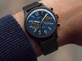 Een meca-kwarts uurwerk voorziet de chronograaf van een vloeiende secondewijzer, terwijl de basistijdmeting op een standaardbatterij blijft functioneren.