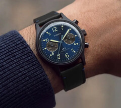 Een meca-kwarts uurwerk voorziet de chronograaf van een vloeiende secondewijzer, terwijl de basistijdmeting op een standaardbatterij blijft functioneren.