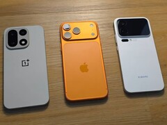 OnePlus 15, iPhone 17 Pro Max en Xiaomi 17 Pro Max naast elkaar met de achtercamera's. (Afbeeldingsbron: TechDroider via YouTube)