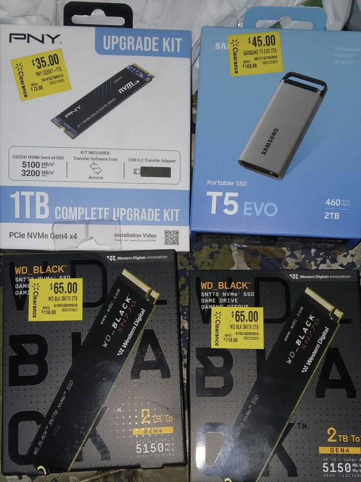 De koopwaar bestaat uit een 1 TB M.2 SSD, twee 2 TB M.2 SSD's en een externe SSD van 2 TB.