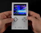 Ayaneo Pocket Vert heeft een Game Boy lay-out met vier knoppen, dubbele touchpads, schouderknoppen, een D-Pad voor vechtspellen en krachtige interne onderdelen. (Afbeelding Credit: ETA PRIME)