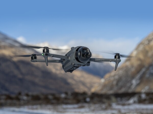 De DJI Mavic 4 Pro heeft net als de vorige generatie drievoudige camera's. (Afbeeldingsbron: DJI)