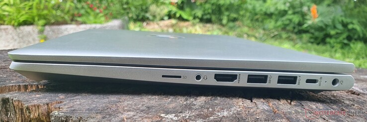 Rechts: µSD, 3,5 mm audio-aansluiting, HDMI 1.4b, USB-A 3.2 Gen 1 (5 Gb/s), USB-C 10 Gb/s met Power Delivery en DisplayPort 1.4, stroomvoorziening