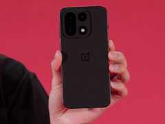 OnePlus 15 (foto) is een van de vele vlaggenschip-telefoons die tijdens het evenement werden getoond (Afbeelding bron: Qualcomm)