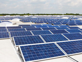Een reeks zonnepanelen die op meerdere daken zijn geplaatst