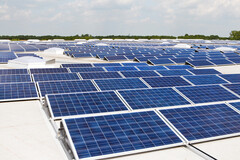 Een reeks zonnepanelen die op meerdere daken zijn geplaatst
