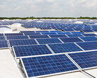 Een reeks zonnepanelen die op meerdere daken zijn geplaatst