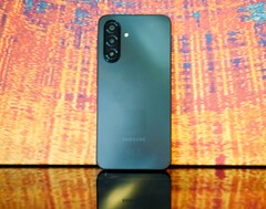 Samsung heeft niet veel aandacht besteed aan het ontwerp van de achterkant. Maar de Galaxy A17 4G maakt zeker indruk op andere gebieden. (Afbeeldingsbron: Notebookcheck)