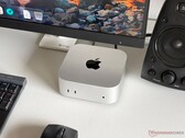 Een Apple M6 Mac mini op een bureau in een gamingopstelling met een monitor, toetsenbord, muis en luidspreker.