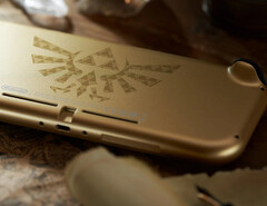 Een Hylian Crest domineert de achterkant van de Switch Lite Hyrule Edition. (Afbeeldingsbron: Nintendo)